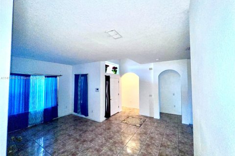 Casa en venta en Kissimmee, Florida, 4 dormitorios, 214.42 m2 № 843431 - foto 3