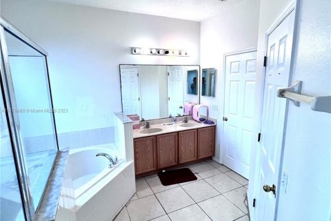 Casa en venta en Kissimmee, Florida, 4 dormitorios, 214.42 m2 № 843431 - foto 15
