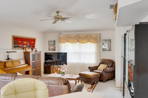 House in Palm Bay, Florida 4 bedrooms, 222.97 sq.m. № 1168156 - photo 17