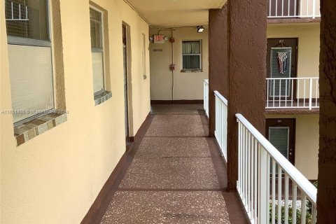 Condominio en venta en Sunrise, Florida, 1 dormitorio, 59.46 m2 № 1333629 - foto 2