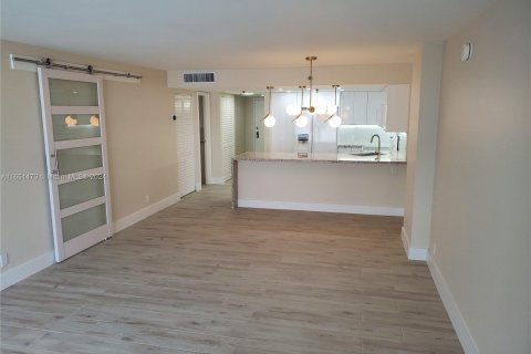 Condo in Miami Beach, Florida, 1 bedroom  № 1333631 - photo 8