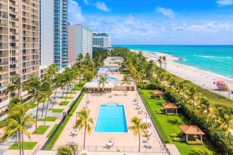 Condo in Miami Beach, Florida, 1 bedroom  № 1333631 - photo 1