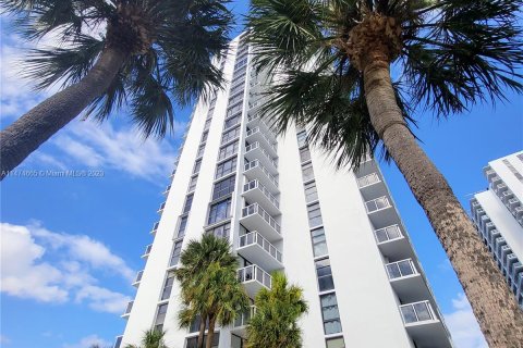 Condo in Aventura, Florida, 2 bedrooms  № 814708 - photo 1