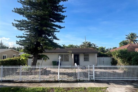 House in Opa-locka, Florida 3 bedrooms, 89.19 sq.m. № 1380369 - photo 5