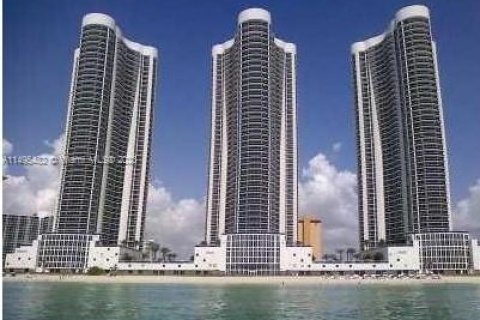 Copropriété à louer à Sunny Isles Beach, Floride: 3 chambres, 195.65 m2 № 873883 - photo 2