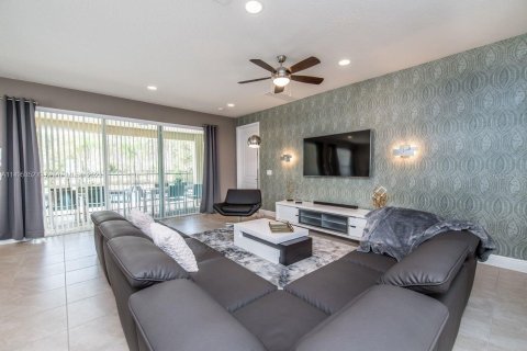 Villa ou maison à vendre à Kissimmee, Floride: 8 chambres, 335.56 m2 № 873884 - photo 5