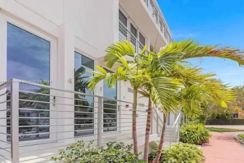 Condominio en venta en Miami Beach, Florida, 12 dormitorios, 890.65 m2 № 1318869 - foto 2