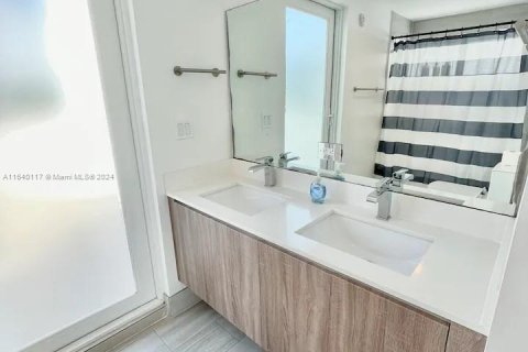 Condo in Miami Beach, Florida, 12 bedrooms  № 1318869 - photo 17