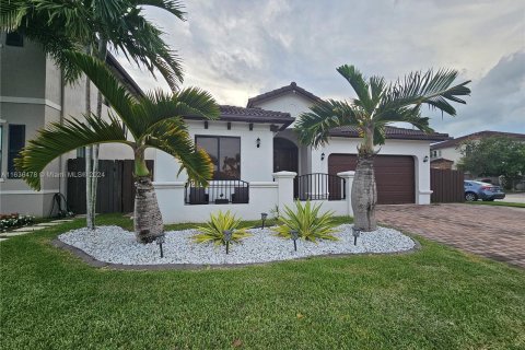 Villa ou maison à vendre à Cutler Bay, Floride: 4 chambres, 165.55 m2 № 1306421 - photo 1