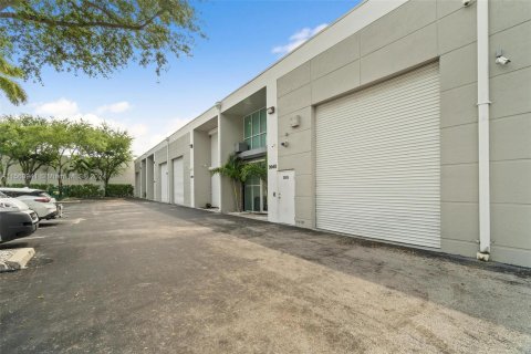 Купить коммерческую недвижимость в Дорал, Флорида № 1095103 - фото 2