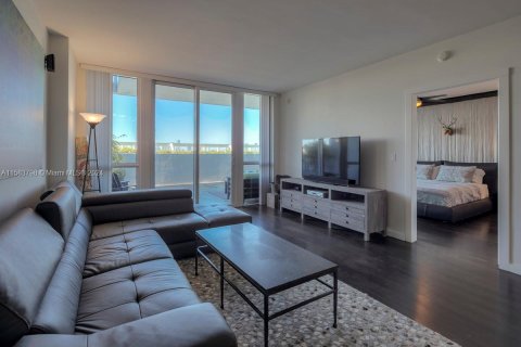 Condo in Miami Beach, Florida, 1 bedroom  № 1170392 - photo 2