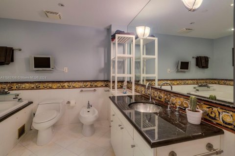 Condo in Miami Beach, Florida, 1 bedroom  № 1170392 - photo 20