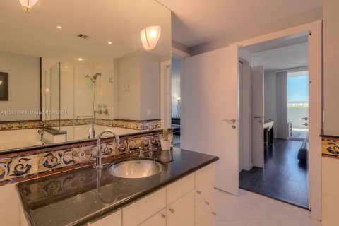 Condo in Miami Beach, Florida, 1 bedroom  № 1170392 - photo 17