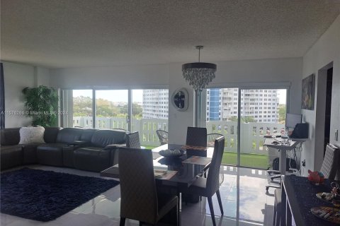 Copropriété à vendre à Hollywood, Floride: 2 chambres, 124.86 m2 № 1145325 - photo 6