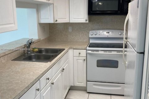 Condo in Miami, Florida, 2 bedrooms  № 1345652 - photo 1