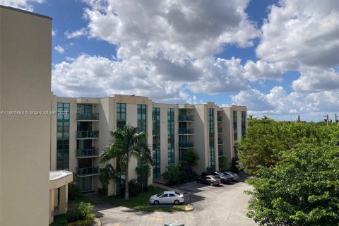 Copropriété à louer à Miami, Floride: 2 chambres, 84.54 m2 № 1345652 - photo 10