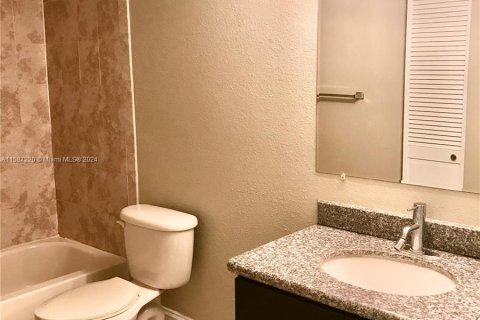 Condominio en venta en Sunrise, Florida, 1 dormitorio, 69.03 m2 № 1175931 - foto 3