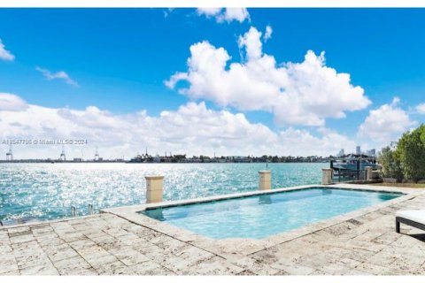 House in Miami Beach, Florida 5 bedrooms, 469.16 sq.m. № 1330329 - photo 1