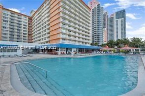 Hotel en venta en Sunny Isles Beach, Florida, 33.44 m2 № 802699 - foto 3