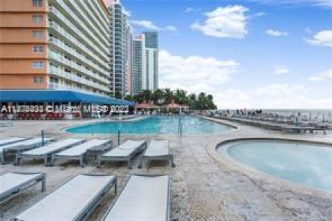 Hotel en venta en Sunny Isles Beach, Florida, 33.44 m2 № 802699 - foto 2