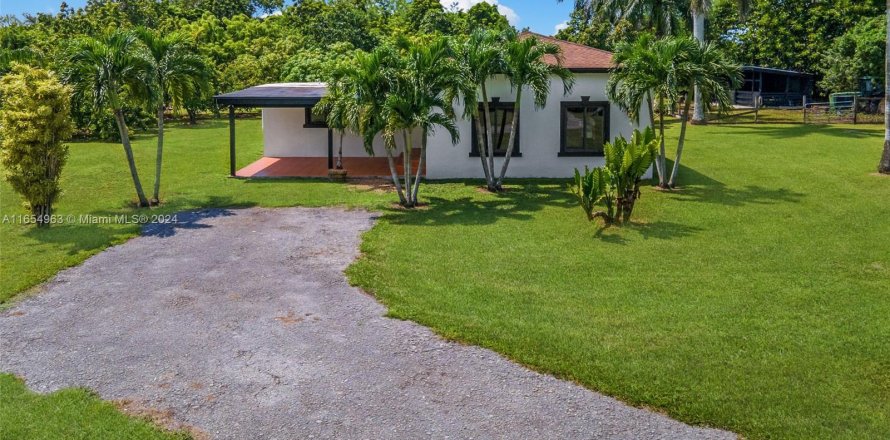 House in Miami, Florida 3 bedrooms, 162.67 sq.m. № 1370480