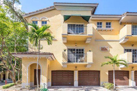 Touwnhouse à vendre à Fort Lauderdale, Floride: 2 chambres, 135.17 m2 № 1375555 - photo 1