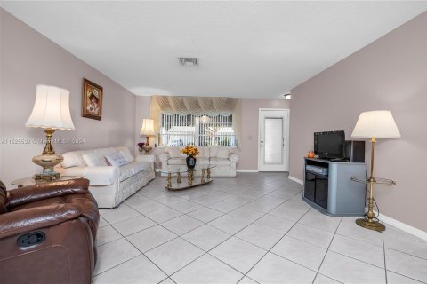 House in Plantation, Florida 2 bedrooms, 129.88 sq.m. № 986627 - photo 6