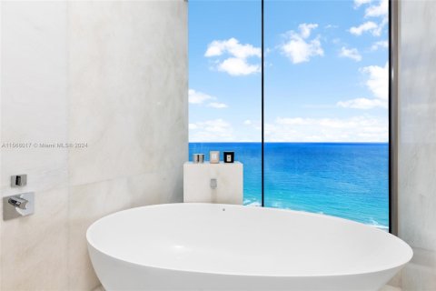 Condominio en venta en Sunny Isles Beach, Florida, 5 dormitorios, 445.65 m2 № 1119366 - foto 14