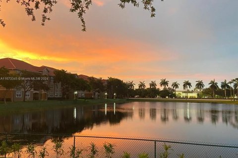 Condo in Pembroke Pines, Florida, 1 bedroom  № 1396187 - photo 1