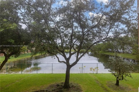 Condo in Pembroke Pines, Florida, 1 bedroom  № 1396187 - photo 12