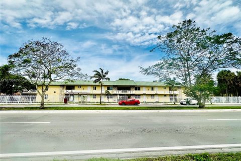 Condo in Miami Gardens, Florida, 1 bedroom  № 1396185 - photo 2