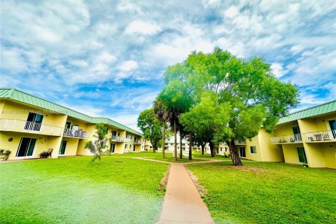 Condo in Miami Gardens, Florida, 1 bedroom  № 1396185 - photo 1