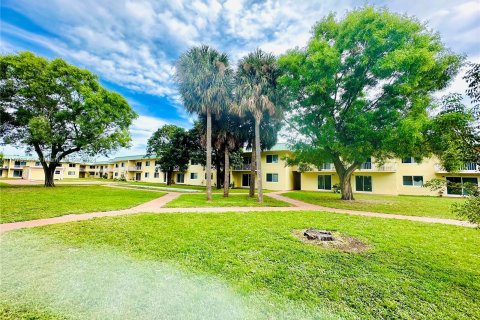 Condo in Miami Gardens, Florida, 1 bedroom  № 1396185 - photo 26