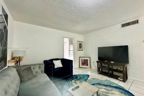 Condo in Miami Gardens, Florida, 1 bedroom  № 1396185 - photo 10