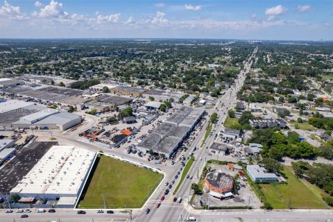 Propiedad comercial en venta en Opa-locka, Florida № 1288899 - foto 4