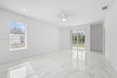 House in Lehigh Acres, Florida 4 bedrooms, 142.51 sq.m. № 1288937 - photo 8