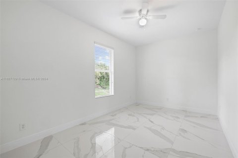 House in Lehigh Acres, Florida 4 bedrooms, 142.51 sq.m. № 1288937 - photo 15