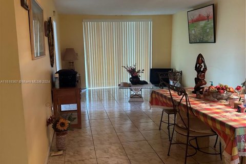 Condo in Sunrise, Florida, 2 bedrooms  № 1240473 - photo 5