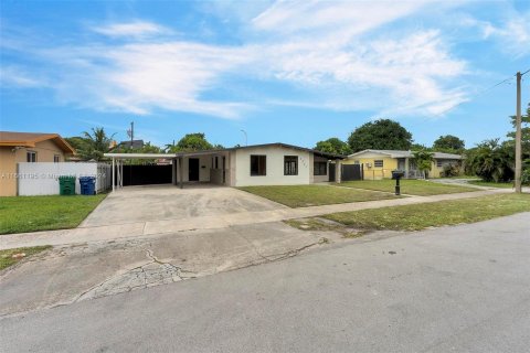 House in Miami Gardens, Florida 3 bedrooms № 1380555 - photo 15