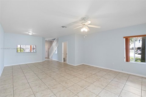 Townhouse in Miramar, Florida 3 bedrooms, 121.33 sq.m. № 1380557 - photo 11