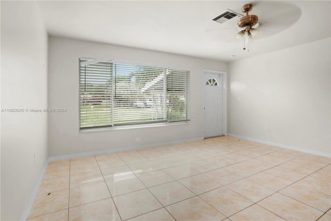 House in West Palm Beach, Florida 3 bedrooms, 136.01 sq.m. № 1380554 - photo 2