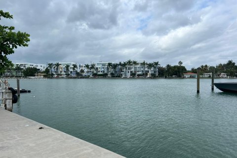 House in Miami Beach, Florida 5 bedrooms, 362.32 sq.m. № 638453 - photo 11