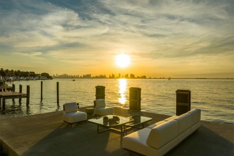 Villa ou maison à vendre à Miami Beach, Floride: 6 chambres, 793.39 m2 № 929591 - photo 17