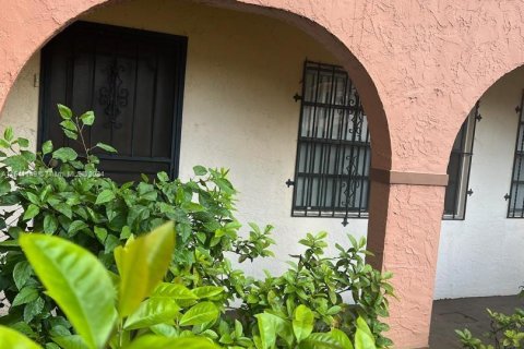 Condominio en venta en Hialeah, Florida, 2 dormitorios, 70.61 m2 № 1320768 - foto 2