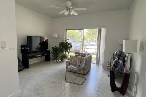 Condominio en venta en Pembroke Pines, Florida, 1 dormitorio, 58.34 m2 № 1320770 - foto 10