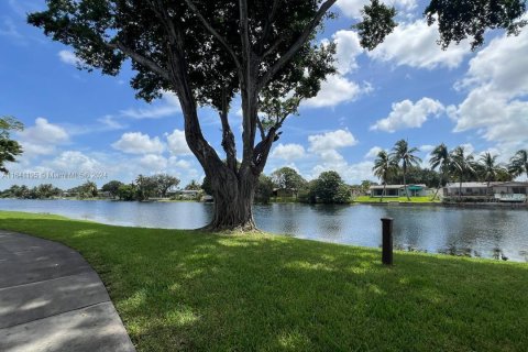 Condominio en venta en Pembroke Pines, Florida, 1 dormitorio, 58.34 m2 № 1320770 - foto 15