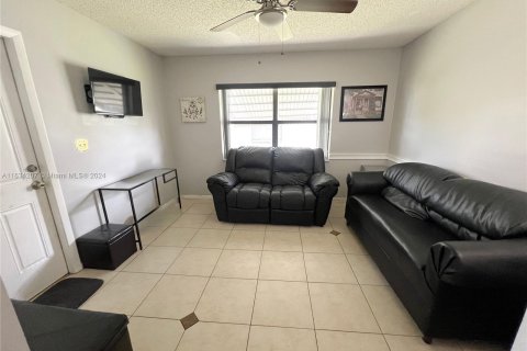 House in Dania Beach, Florida 3 bedrooms, 142.14 sq.m. № 1294803 - photo 8