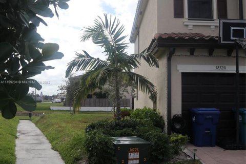 Touwnhouse à vendre à Miami, Floride: 3 chambres, 157.38 m2 № 887666 - photo 2