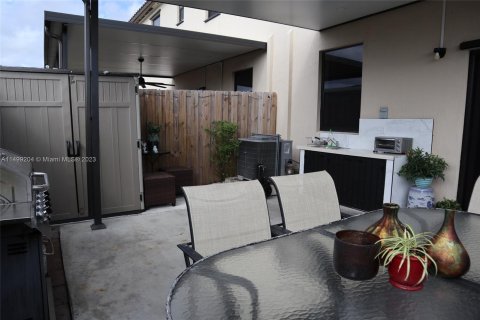 Townhouse in Miami, Florida 3 bedrooms, 157.38 sq.m. № 887666 - photo 13
