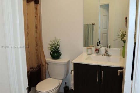 Townhouse in Miami, Florida 3 bedrooms, 157.38 sq.m. № 887666 - photo 19